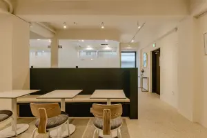 부스형 좌석이 돋보이는 아늑한 오피스 라운지